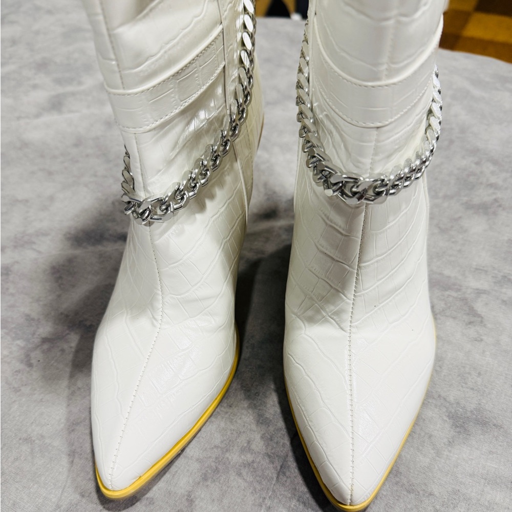 White Boots Size 8 (Wide) ,4 Inches Heels